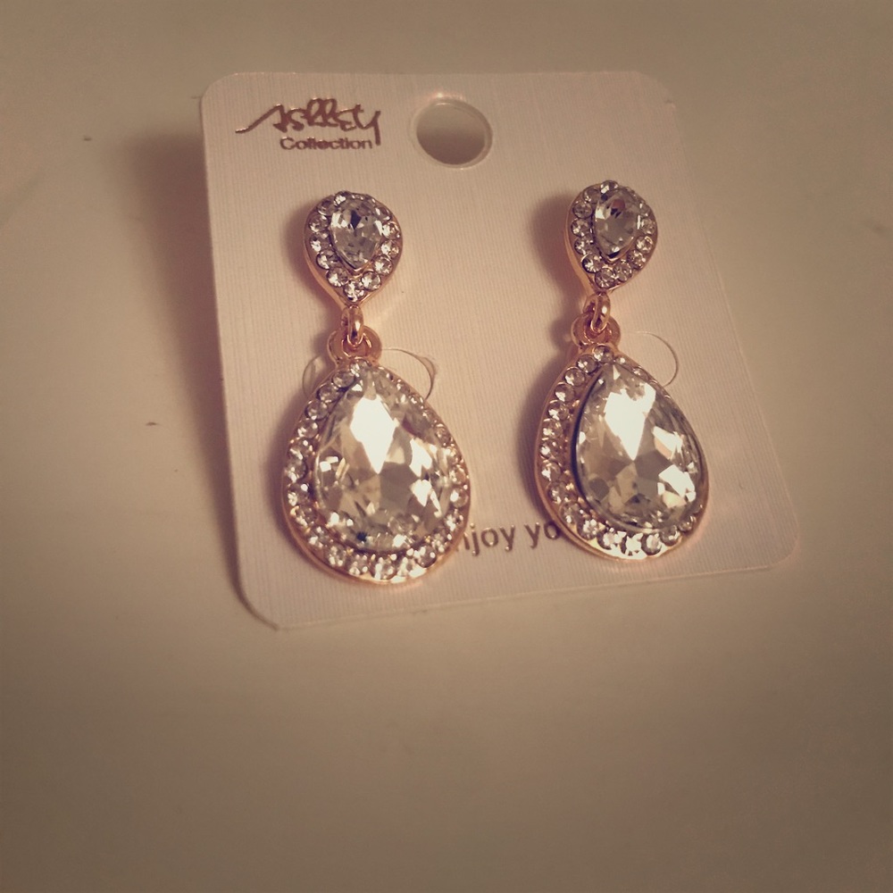 NWT beautiful sparkly crystal earrings
